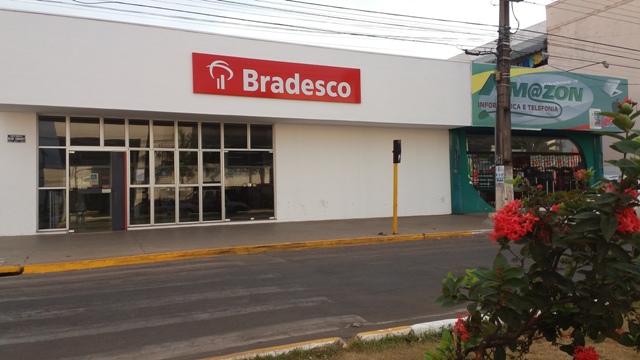 Em ataque planejado, ladrões desligam alarmes e cortam cofre da agência Bradesco em Vilhena