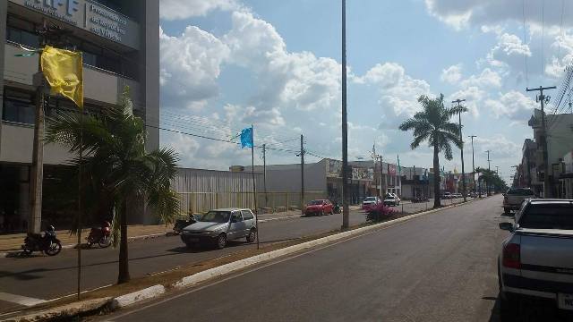 Bandeirolas “mal ajambradas” usadas como decoração do 07 de Setembro recebe críticas em Vilhena