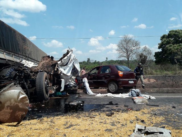 Para evitar acidente com morte na BR 364, Vilhenense de 70 anos joga carreta em ribanceira