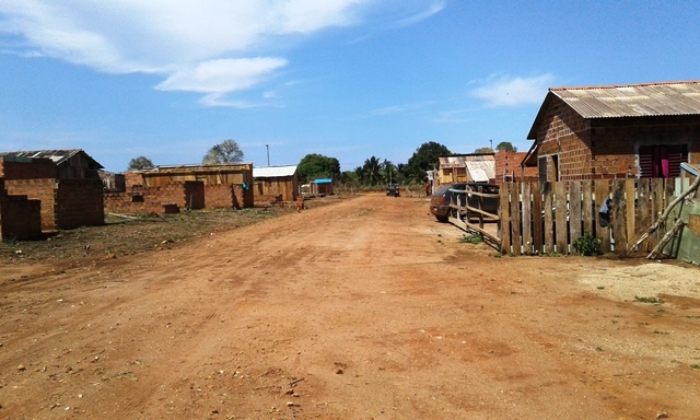Famílias continuam ocupando casas embargadas e pedem solução às autoridades de Cerejeiras