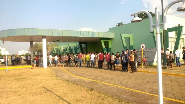 Velório de rapaz assassinado em Vilhena lota Câmara; família adia sepultamento para domingo