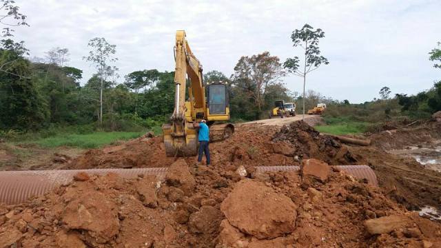 Secretaria de Obras de Cerejeiras instala tubos gigantes em estrada rural na divisa com Corumbiara