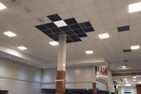 Chuva causa prejuízos em Vilhena: parte do forro do Park Shopping caiu; praça de alimentação foi isolada 