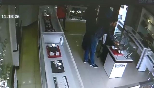 Assista vídeo: casal é flagrado por câmeras furtando anéis de ouro em joalheria de Vilhena
