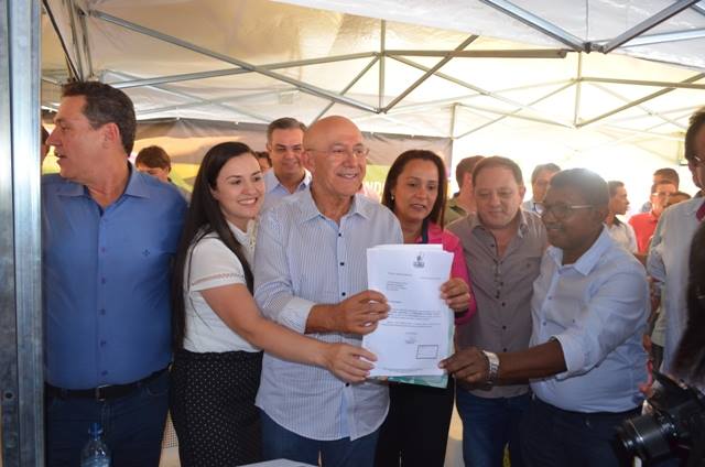 Bem humorado: arrancando aplausos e risos, governador entrega benefícios milionários em Vilhena