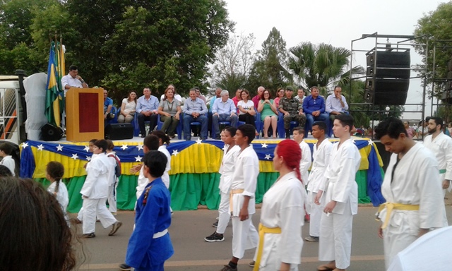 Cerejeiras: fanfarra tocou “Despacito” e igrejas contaram suas histórias em desfile cívico