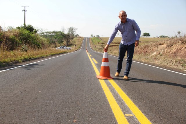 Após restauração, DER inicia pintura de faixas de sinalização na RO-370 em Cabixi 