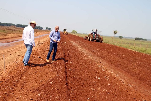 Ezequiel Neiva inspeciona obras de asfaltamento de 38 km na rodovia de Pimenteiras 