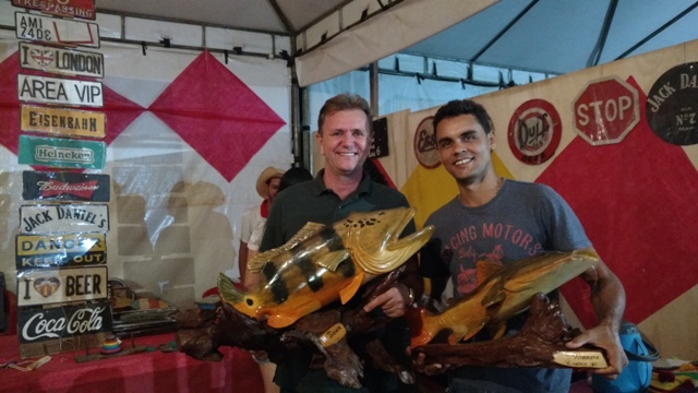 Ao lado de prefeito, deputado inaugura Feira do Artesanato no Festival de Praia de Pimenteiras