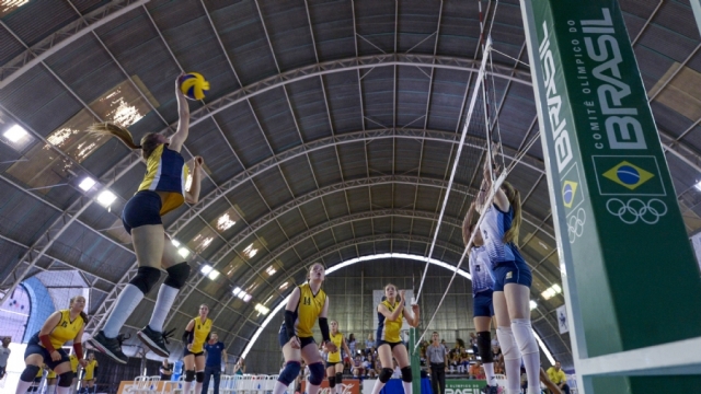Rondônia estreia no vôlei vencendo a equipe da casa nos Jogos Escolares da Juventude, em Curitiba