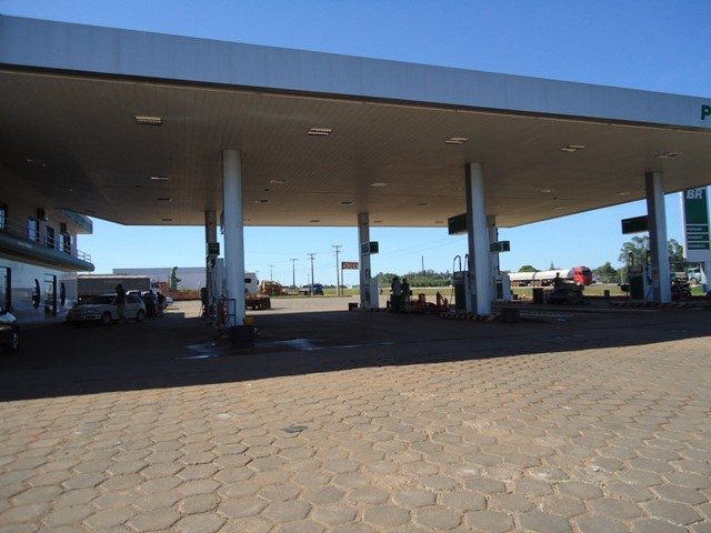 PRODUTO EM FALTA: POSTO NÃO TEM PETRÓLEO PARA VENDER