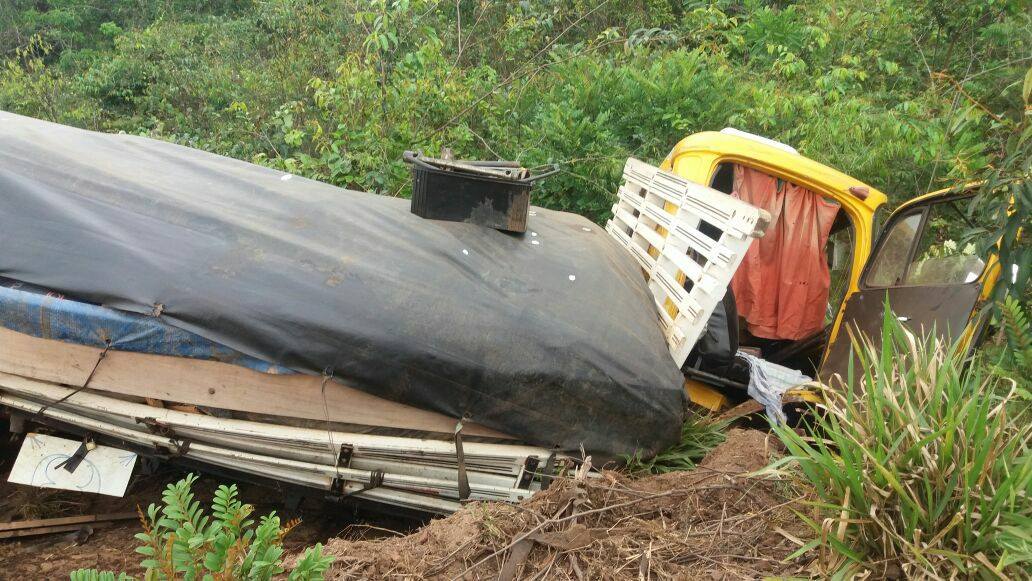 Leitor informa que acidente envolvendo caminhões e carro de passeio deixou 3 mortos na BR 364