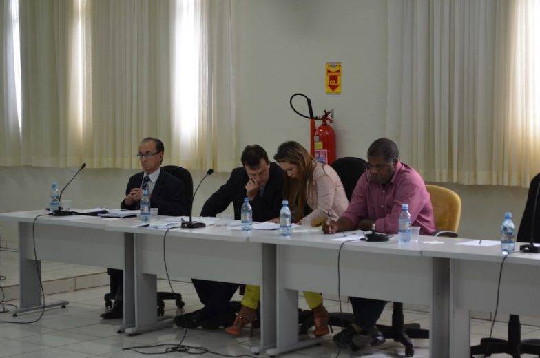 Justiça manda Câmara pagar salários de vereadores cassados e dispensar suplentes convocados