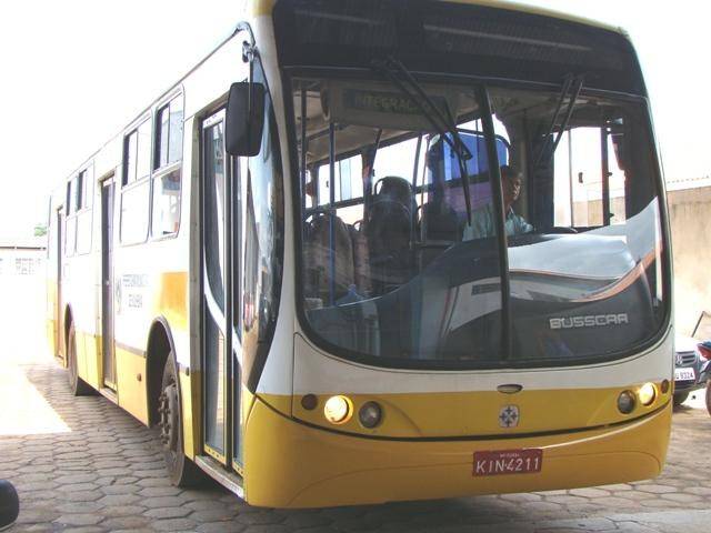 VÊ SE PODE: ÔNIBUS ESCOLAR SEM LUZ DE FREIO EM PLENA CIDADE