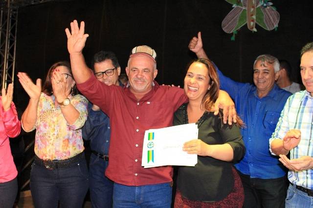 Deputada homenageia empresário durante 1ª Festa das Flores em Colorado do Oeste