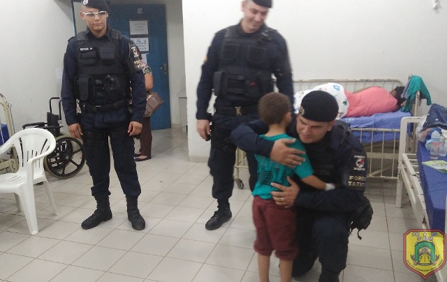 Vilhena: policiais visitam no hospital, menino de 5 anos que ajudaram a salvar; mãe se emociona