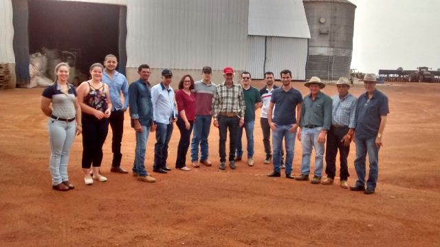 Produtores de Cerejeiras participam de caravana para conhecer granja suína em São Miguel do Guaporé