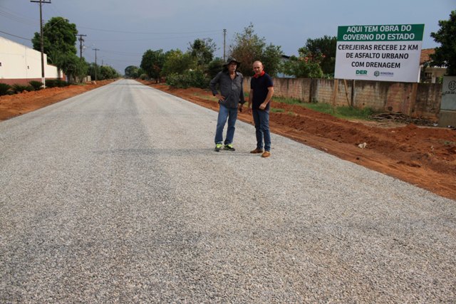 Ezequiel Neiva fiscaliza asfaltamento no bairro Alvorada, em Cerejeiras; aposentada agradece