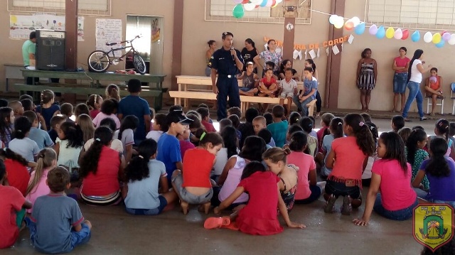 Sargento do 3º BPM vai a escola rural ensinar crianças a evitar os perigos do trânsito
