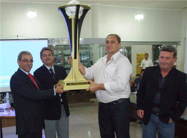 GOVERNADOR CAHULLA ENTREGA TROFÉU AO VEC E HOMENAGEIA ATLETAS