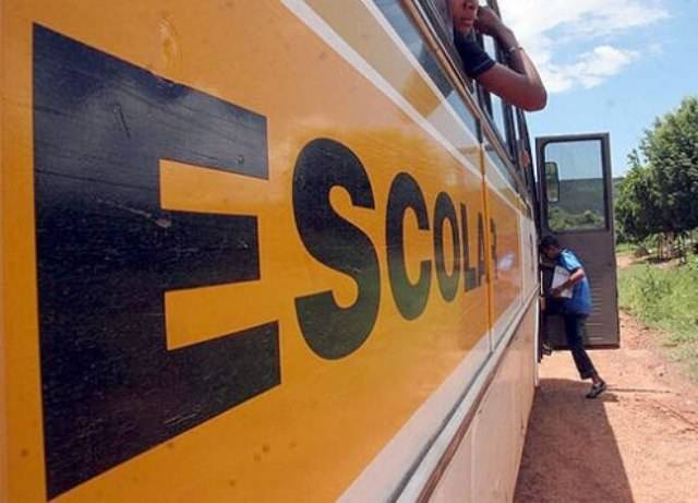ESTUDANTE SOBREVIVE DEPOIS DE VOAR ATRAVÉS DO VIDRO DE ÔNIBUS ESCOLAR