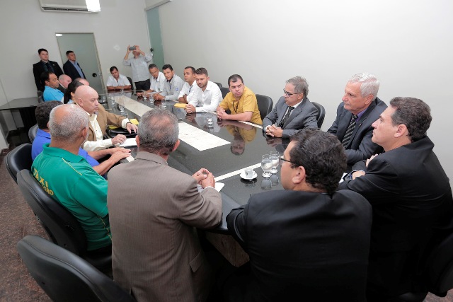 Em reunião com deputados, taxistas cobram regulamentação de lei sancionada há 7 anos