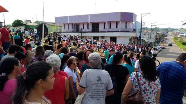 Fiéis católicos fazem peregrinação e caminham 40 km a pé, entre Cerejeiras e Colorado do Oeste
