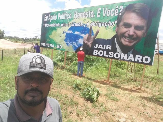 Simpatizantes de Bolsonaro custeiam painel e propaganda do deputado é fincada na entrada de Vilhena