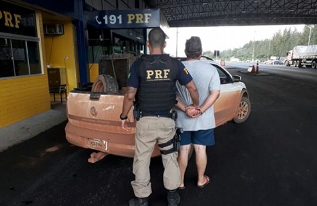 PRF de Vilhena prende homem usando carro furtado em 2015 na cidade de Várzea Grande/MT