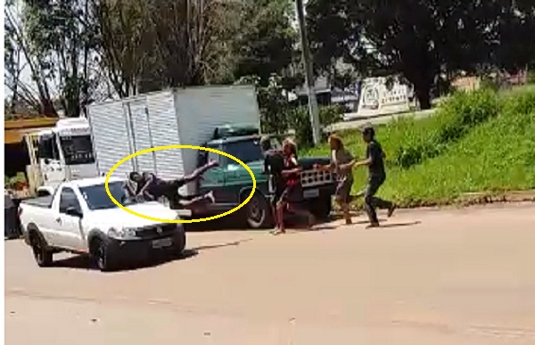 Assista vídeo: briga entre andarilhos em cidade de Rondônia termina em atropelamento grave
