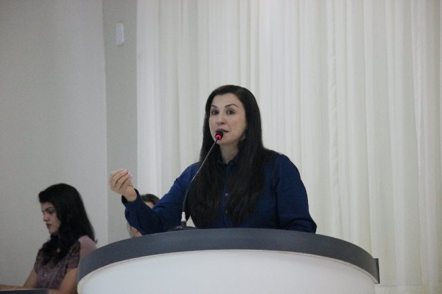 Enquanto prefeito de Ariquemes exonera e reduz salários, Rosani pede reajuste de 75% à Câmara