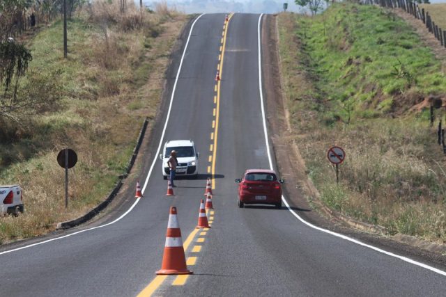 DER conclui pintura de sinalização da rodovia de acesso a Cabixi e começa o mesmo trabalho em Corumbiara