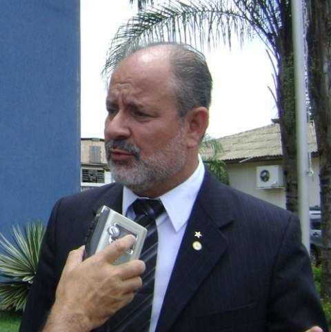 QUE MICO! CANDIDATO A GOVERNADOR INCLUI CACHAÇA NA CESTA BÁSICA