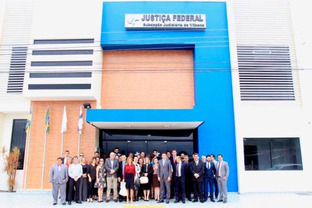 Comandados pela OAB, Advogados promovem desagravo contra juiz federal em Vilhena