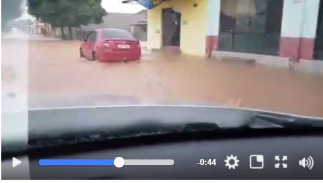 Veja vídeo: apresentador de TV mostra enxurradas ameaçando invadir casas e lojas em Vilhena