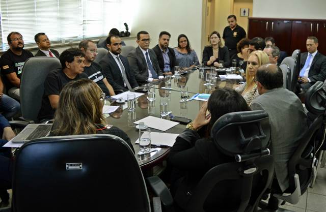 Léo Moraes participa de audiência no TRT para solucionar salários atrasados dos servidores da Caerd