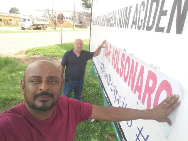 Petista e eleitor de Bolsonaro agem juntos e consertam out-door atacado por vândalos em Vilhena