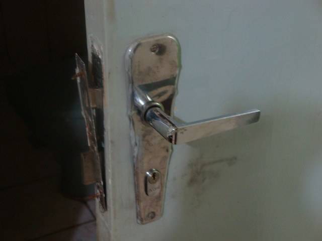 VENDEDOR DE ROUPAS TEM CASA INVADIDA E PERDE TODO O ESTOQUE