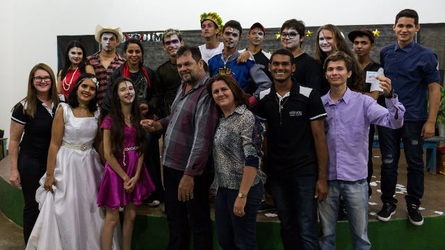 Com artistas voluntários, grupo de teatro apresenta peça de comédia e faz sucesso em Cerejeiras