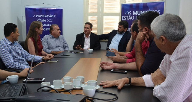 Crise: um município já atrasa salário do funcionalismo no Cone Sul e prefeitos recorrem ao governo estadual