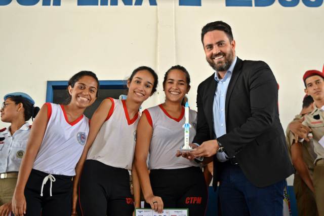 Léo Moraes recebe homenagem de alunos e professores do Colégio Tiradentes da Polícia Militar de Rondônia 