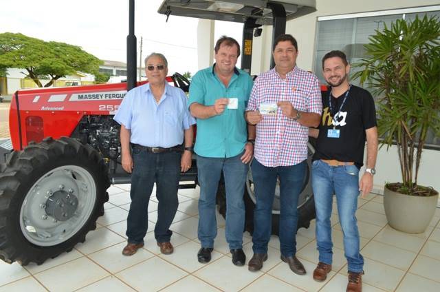 Vilhena: empresário ganha, junto com funcionários, trator sorteado para ajudar Hospital do Câncer