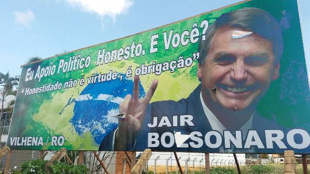 Após vandalismo contra painel que criticava, out-door com elogios a Bolsonaro também é atacado em Vilhena