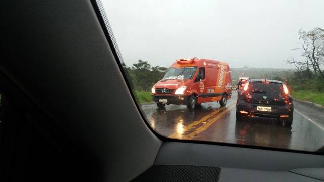 Moto bate em carreta a 5 km de Vilhena e garota de 21 anos que estava na garupa morre na hora