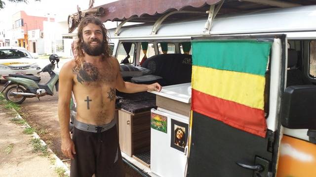 De passagem por Vilhena, aventureiro fabrica e vende bolos para bancar viagem e dá lição de fé a garota “sem Deus”