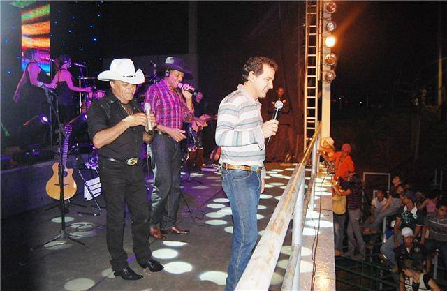PARLAMENTAR SERTANEJO: NATAN CANTA AO LADO DA DUPLA GINO & GENO