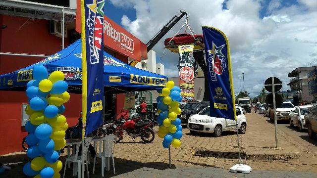 Para divulgar sorteio de meio milhão no natal, Rondoncap mantém carro suspenso em avenida de Vilhena