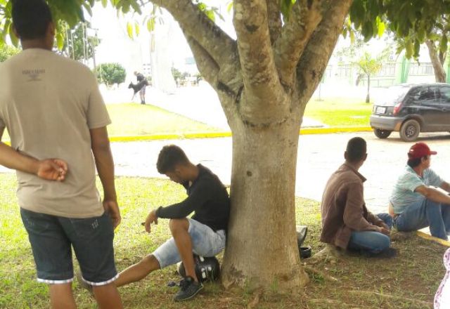 Drama no natal: trabalhadores acampam na prefeitura de Vilhena tentando receber de construtora