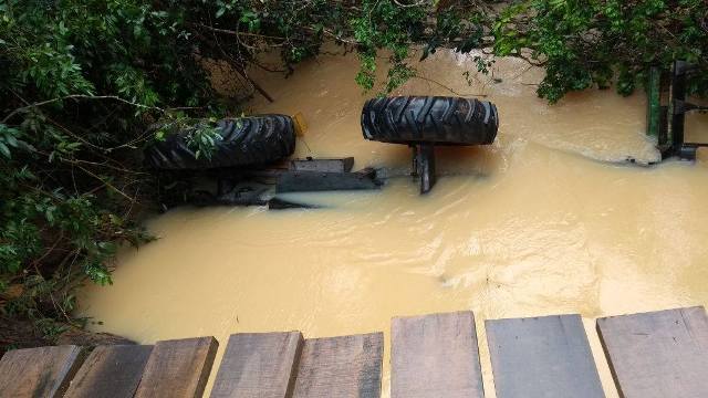 Veja vídeo: trator despenca em rio na área rural de Vilhena, deixando um morto e outro ferido