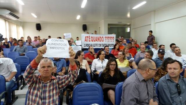 Com tapa na mesa, prefeita de Vilhena “vira” votos decisivos e aprova Código Tributário em Vilhena